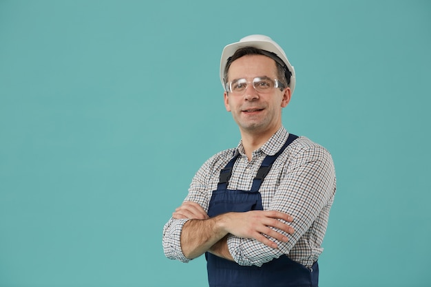 Taille portrait de travailleur professionnel ou constructeur souriant à la caméra