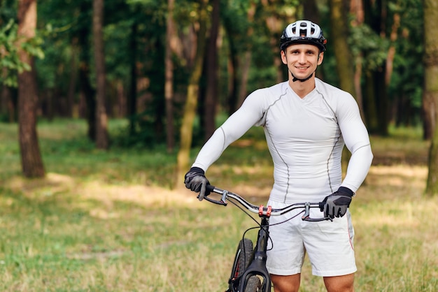 Taille vue portrait du motard sportif en vêtements de cyclisme