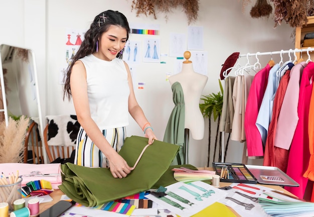 Tailleur asiatique femme travaillant sur des vêtements dans un atelier de couture