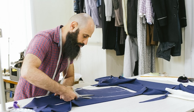 Un tailleur dans un atelier de couture au travail.