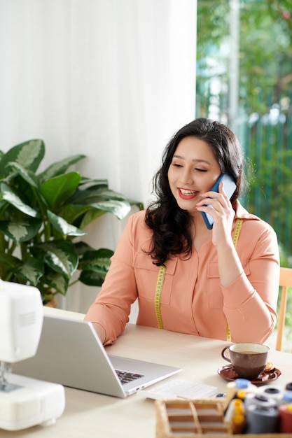 Tailleur positif répondant à un appel téléphonique