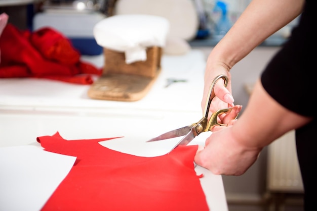 Tailleur travaillant avec un chiffon à table en atelier