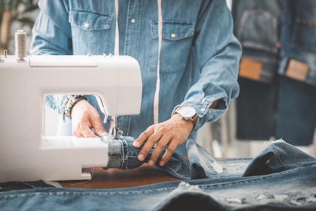 Photo tailleur travaillant avec des jeans