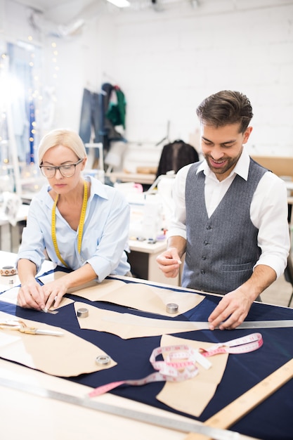 Tailleurs travaillant à table dans l'atelier