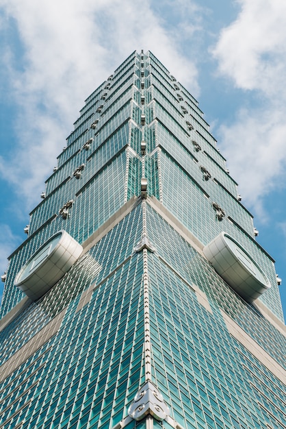 Photo taipei 101 construit cette vue d'en bas avec un ciel bleu et des nuages.