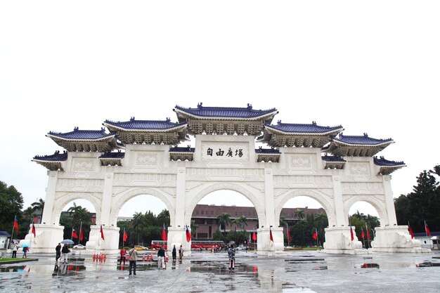 Taipei, Taiwan - 12 octobre 2018 : La porte principale du mémorial de Chiang Kai Shek (Salle commémorative nationale de la démocratie de Taiwan) en jour de pluie Taipei, Taiwan.