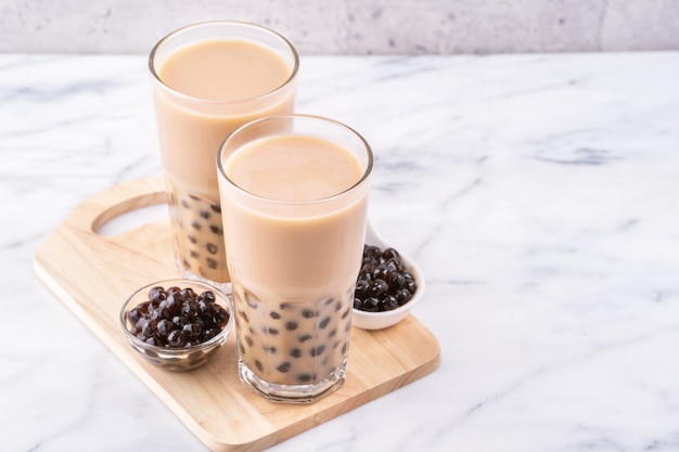 Taïwan populaire boire du thé au lait à bulles avec boule de perles de tapioca dans un verre à boire