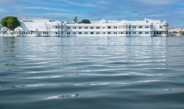 Taj Lake Palace au lac Pichola à Udaipur Rajasthan Inde