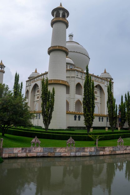 Photo le taj mahal est entouré d'un étang et d'un petit étang.