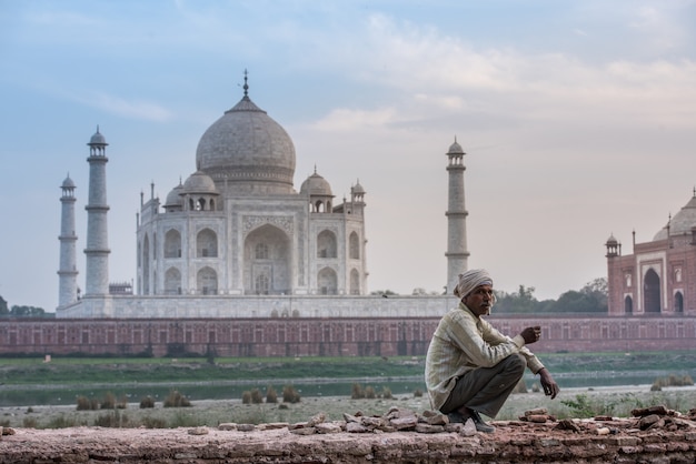 Taj Mahal Scenic Le Matin, Vue Du Monument Taj Mahal. Un Site Du Patrimoine Mondial De L'unesco à Agra, En Inde.