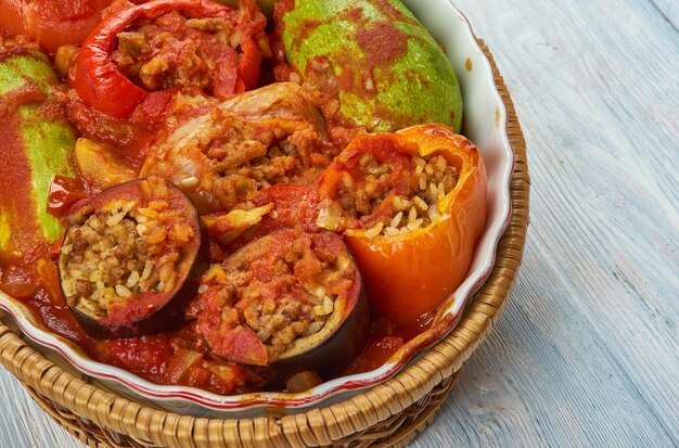 Photo tajin mahshi - légumes farcis mélangés, nourriture libyenne