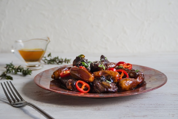 Photo tajine de boeuf marocain avec sauce aux dattes.