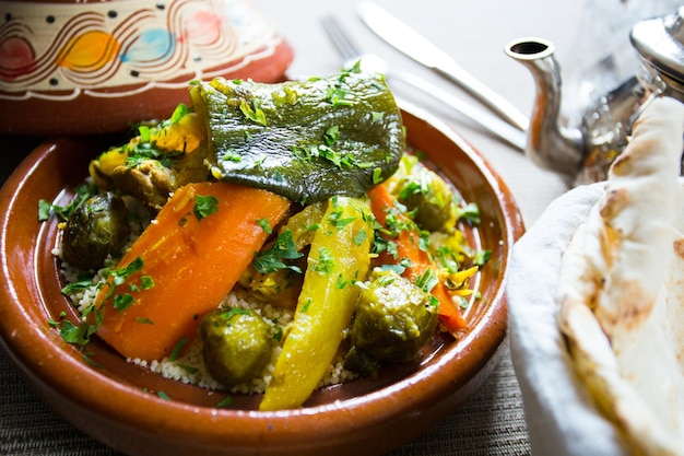 Tajine de poulet aux légumes cuits à la marocaine.