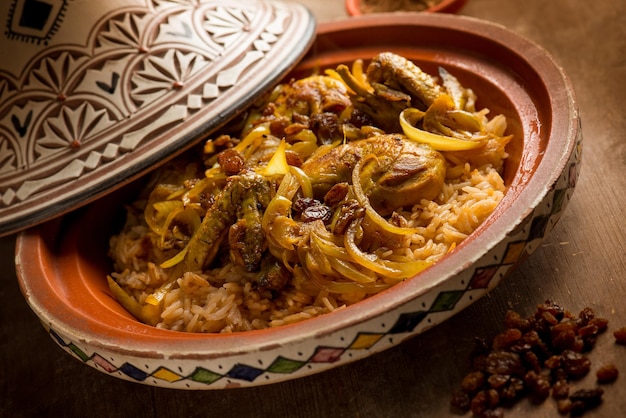 Tajine de poulet marocain traditionnel aux légumes et raisins secs