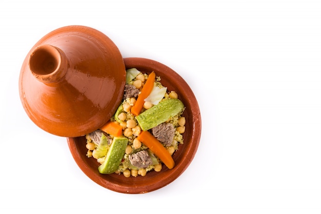 Photo tajine traditionnelle aux légumes, pois chiches, viande et couscous isolé sur blanc.