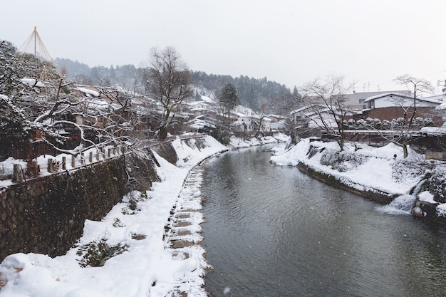 Takayama ville avec la rivière Miyagawa en hiver