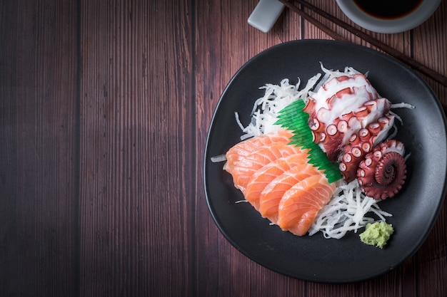 Tako sashimi et saumon sur une plaque noire