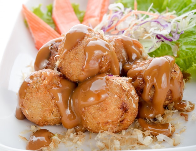 Photo takoyaki, boules de pieuvre, cuisine japonaise