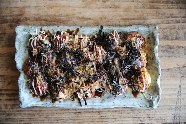 Takoyaki sur fond de bois, cuisine japonaise