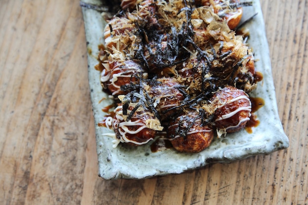 Takoyaki sur fond de bois, cuisine japonaise