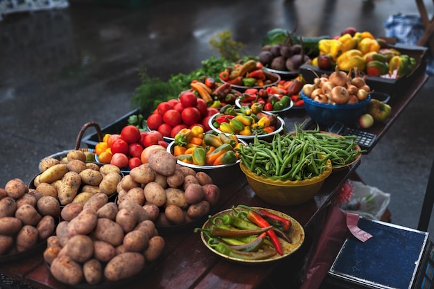 Étal de légumes sur le marché de rue Commerce de produits saisonniers sur le marché de rue