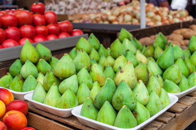 Étal de marché avec une variété de légumes biologiques