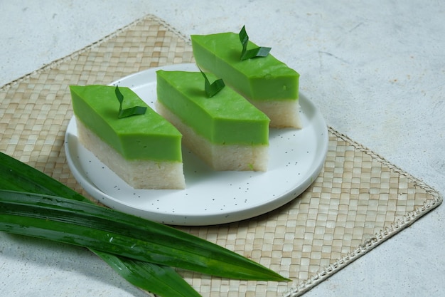 talam ketan pandan Kuih talam ou Kuih Seri Muka gâteau sucré traditionnel malais Nyonya