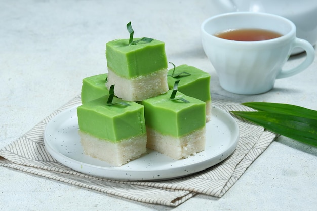 talam ketan pandan Kuih talam ou Kuih Seri Muka gâteau sucré traditionnel malais Nyonya