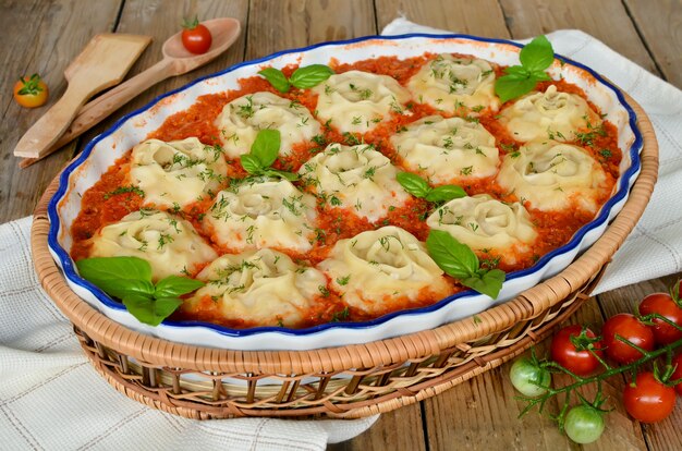 Étaler la pâte avec de la viande hachée dans une sauce aux légumes