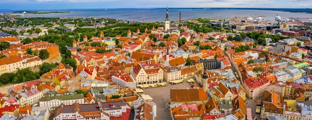 Tallinn est une ville médiévale d'Estonie dans les pays baltes. Vue aérienne de la vieille ville de Tallinn