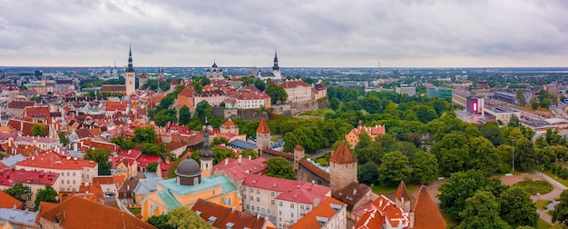 Tallinn est une ville médiévale d'Estonie dans les pays baltes. Vue aérienne de la vieille ville de Tallinn
