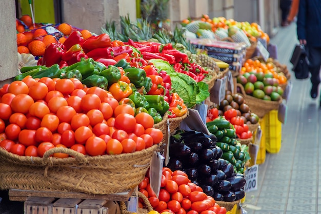 Étals de marché avec des légumes et des fruits. Mise au point sélective.
