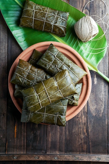 tamales colombianos, cocina mexicana colombiana, los tamales de la costa, en feuille de bananier, pâte de maïs farcie d'un ragoût de porc