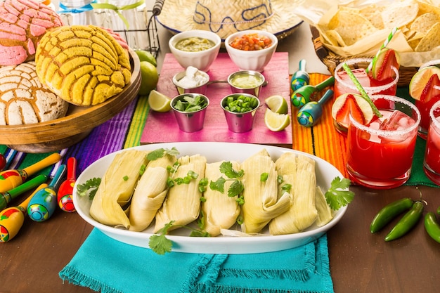 Tamales faits maison sur une assiette de service sur la table de fête.
