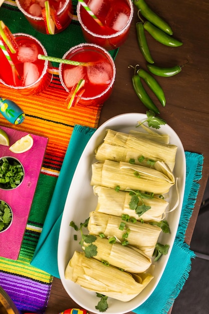 Tamales faits maison sur une assiette de service sur la table de fête.