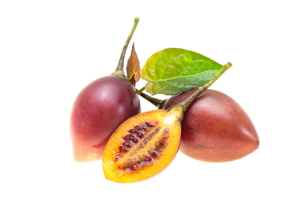 Tamarillo fruit isolé sur fond blanc