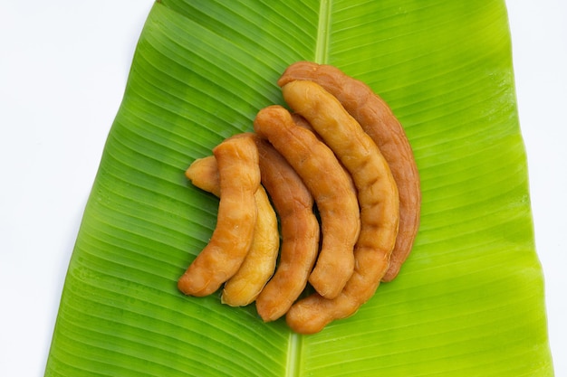 Tamarin mariné fermenté sur feuille de bananier