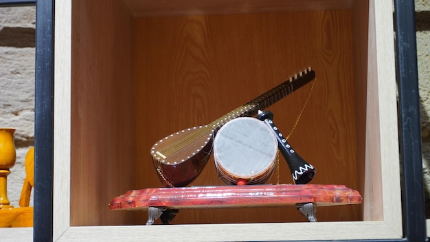 Un tambour et un tambour avec un manche et un manche qui dit l'instrument