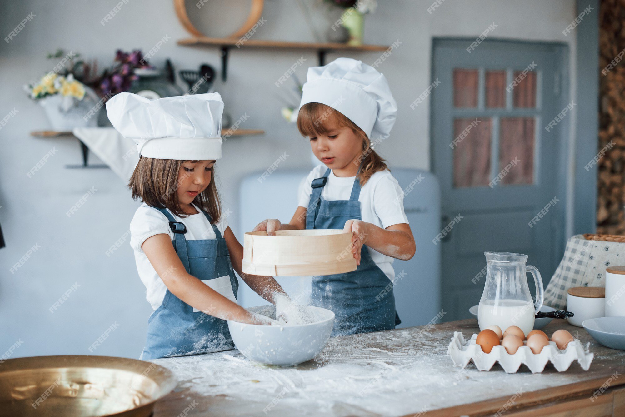 Tamis D'occasion. Enfants De La Famille En Uniforme De Chef Blanc