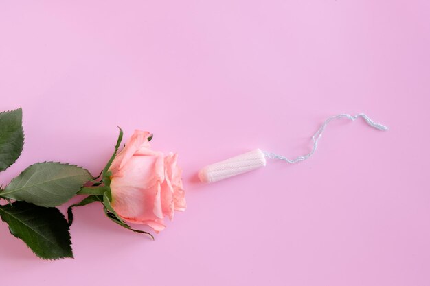 Photo tampon blanc et rose rose sur un fond rose espace de copie