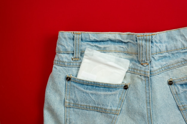 Tampon femme dans la poche de jeans femme