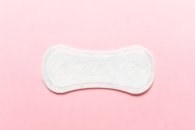 Tampon d&#39;hygiène féminine sur fond rose. Concept d&#39;hygiène féminine pendant la menstruation.