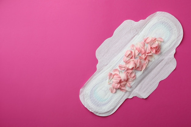 Tampon hygiénique avec pétales sur rose