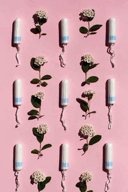 Tampon médical féminin et fleurs blanches sur fond rose Tampon blanc hygiénique pour femme