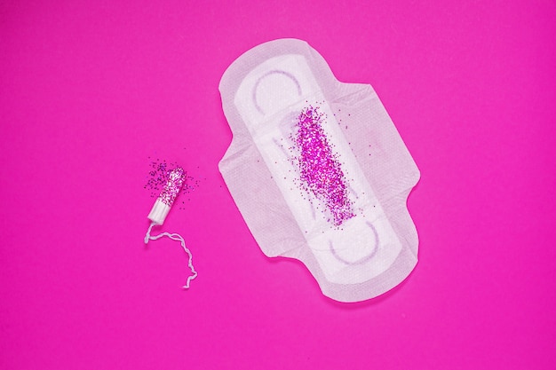 Tampon et tampon d'hygiène féminine en paillettes. Symbole de menstruation