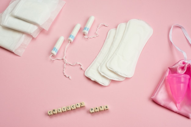 Tampons blancs, coupe menstruelle, joints féminins. Concept de jours critiques, menstruations