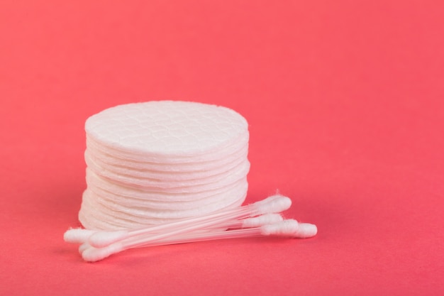 Tampons de coton empilés sur des