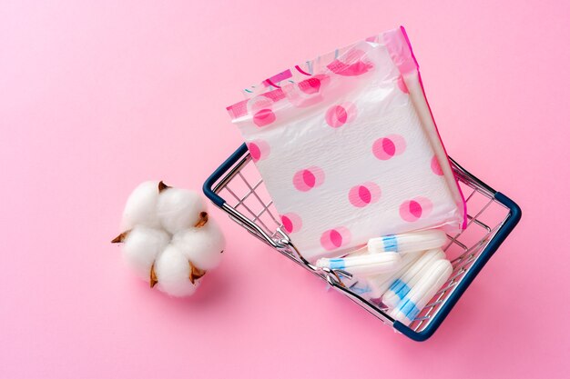 Tampons féminins dans le panier sur papier