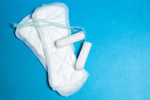 Tampons féminins sur une surface bleue