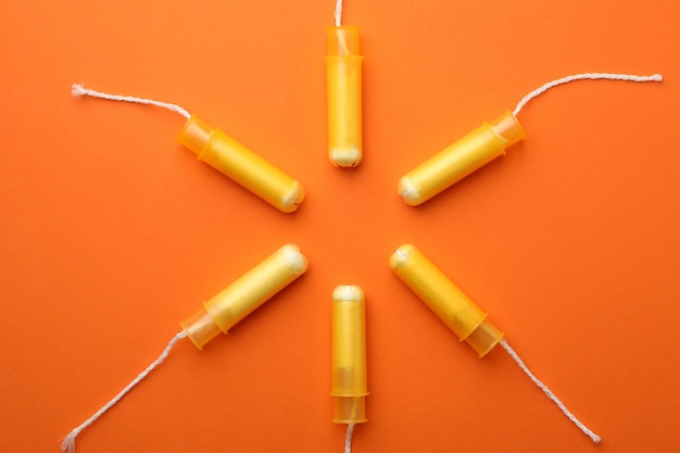 Tampons femmes sur orange, vue du dessus